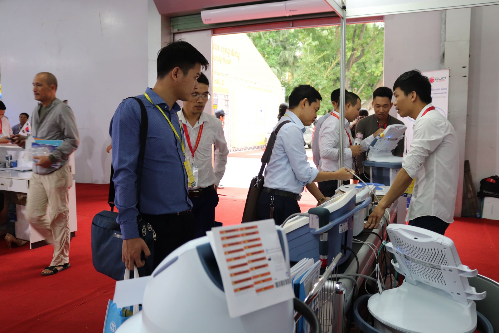 Gian hàng của Công ty HDN thu hút đông khách tham quan tại Triển lãm Quốc tế chuyên ngành Y dược Việt Nam lần thứ 26 1