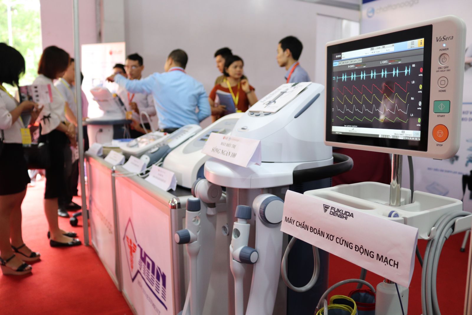 Gian hàng của Công ty HDN thu hút đông khách tham quan tại Triển lãm Quốc tế chuyên ngành Y dược Việt Nam lần thứ 26 4