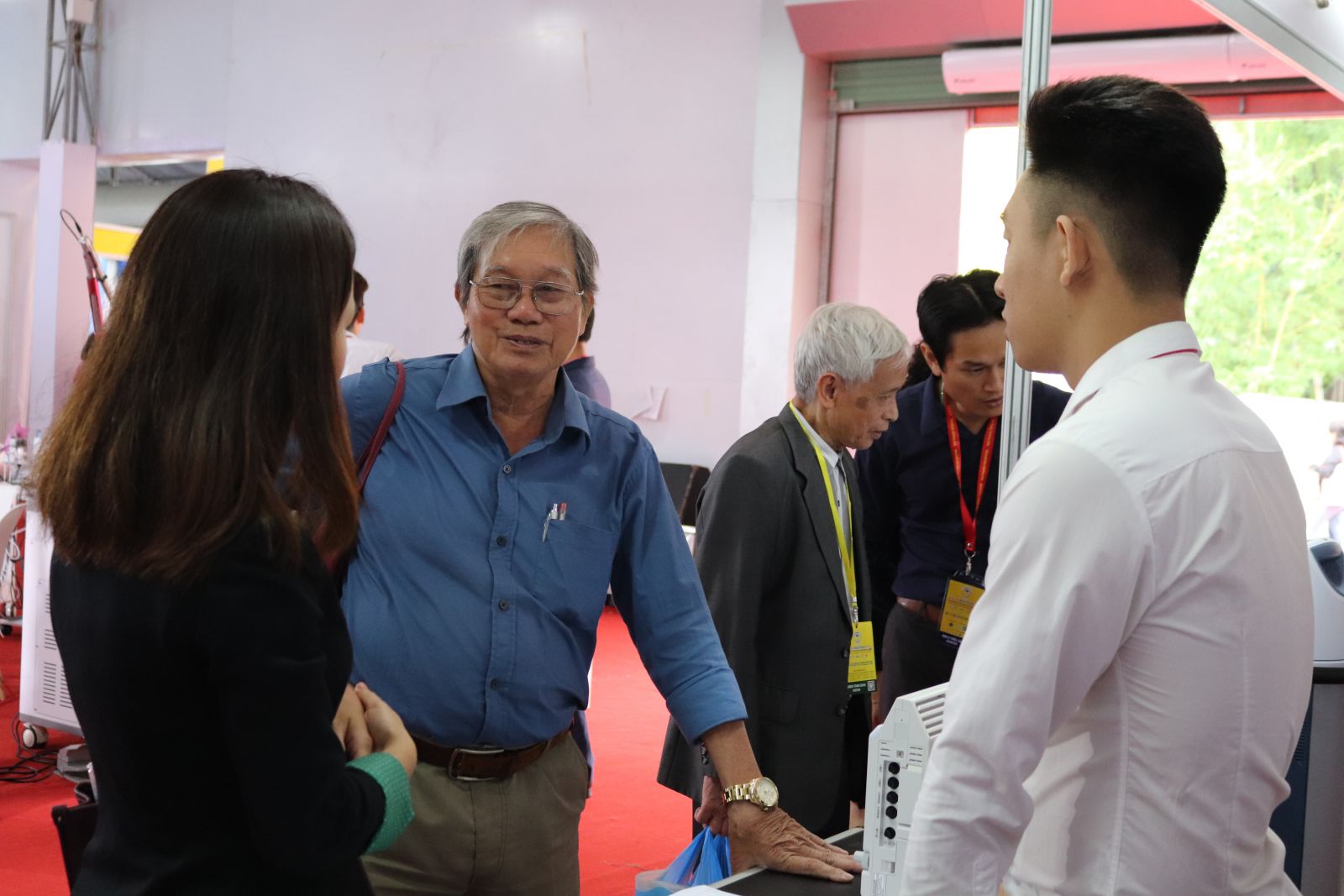 Gian hàng của Công ty HDN thu hút đông khách tham quan tại Triển lãm Quốc tế chuyên ngành Y dược Việt Nam lần thứ 26 6