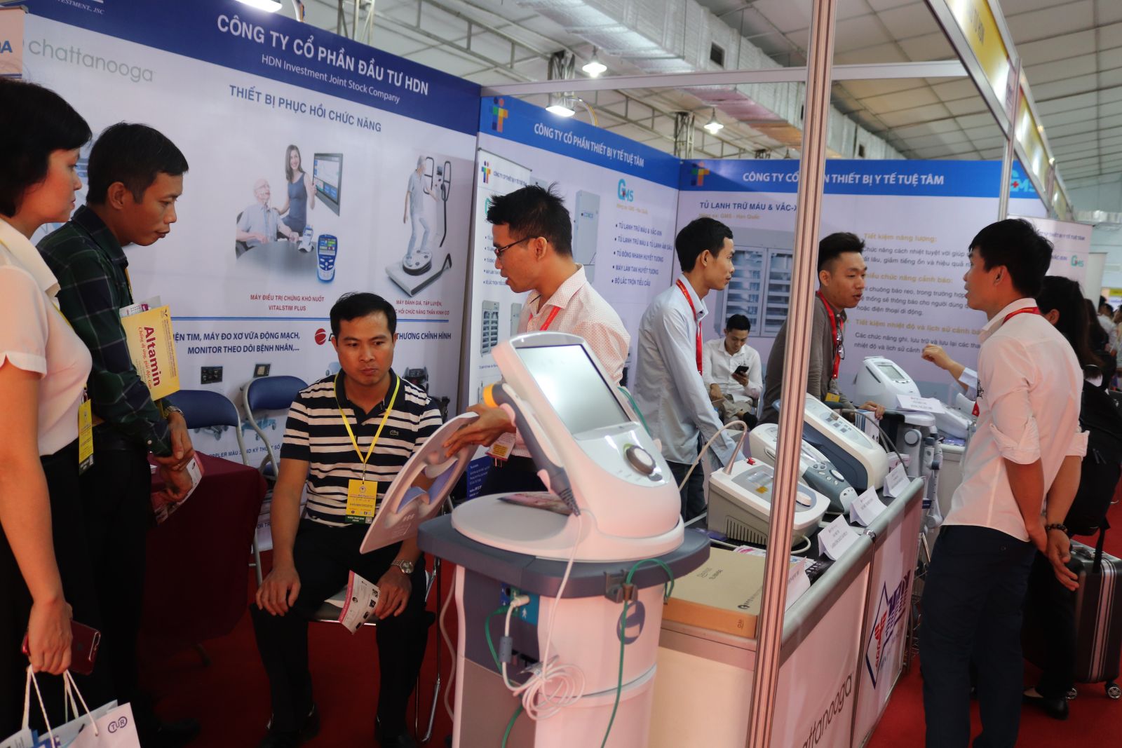 Gian hàng của Công ty HDN thu hút đông khách tham quan tại Triển lãm Quốc tế chuyên ngành Y dược Việt Nam lần thứ 26 9