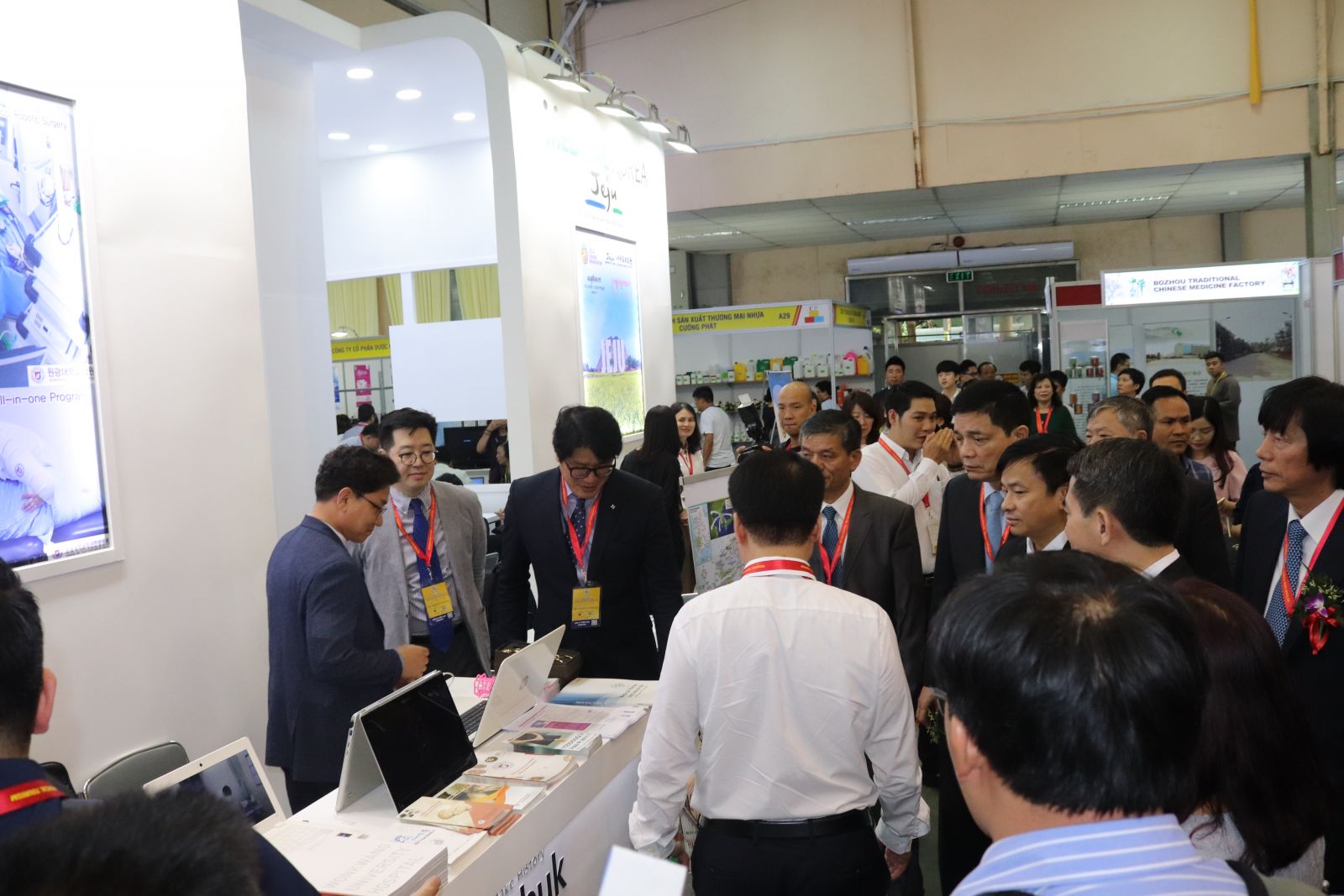 Gian hàng của Công ty HDN thu hút đông khách tham quan tại Triển lãm Quốc tế chuyên ngành Y dược Việt Nam lần thứ 26