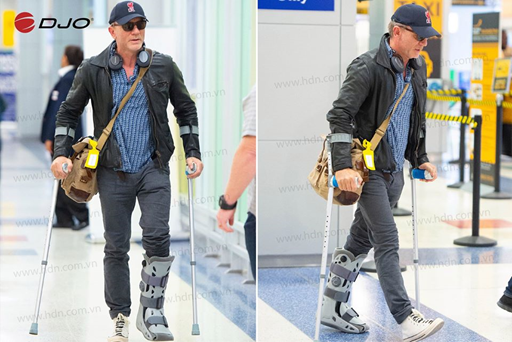 Giày tập đi thay thế bó bột AIRSELECT trên chân JAMES BOND.