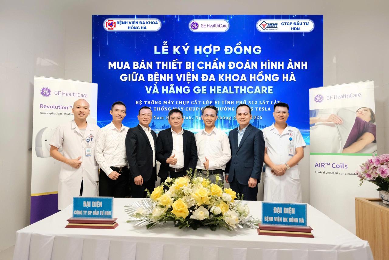 Representatives of HDN Investment Joint Stock Company and Hong Ha General Hospital celebrating the successful signing of the procurement agreement together with GE HealthCare