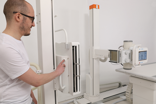 Amadeo-R-motorised-Arbeiten-mit-dem-Rasterwandstativ.jpg