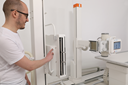 Amadeo-R-motorised-Arbeiten-mit-dem-Rasterwandstativ.jpg