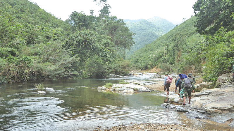 Giữ rừng nơi đầu nguồn sông Sê Băng Hiêng 2