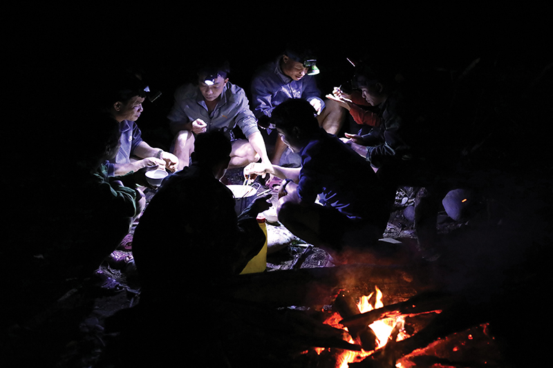 Giữ rừng nơi đầu nguồn sông Sê Băng Hiêng 4