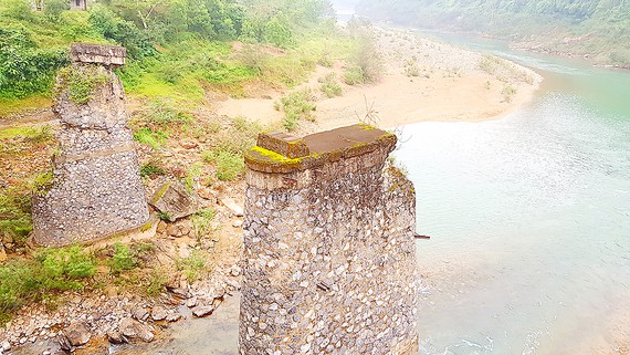 Lần theo tuyến cáp treo vượt Mụ Giạ sang Lào.