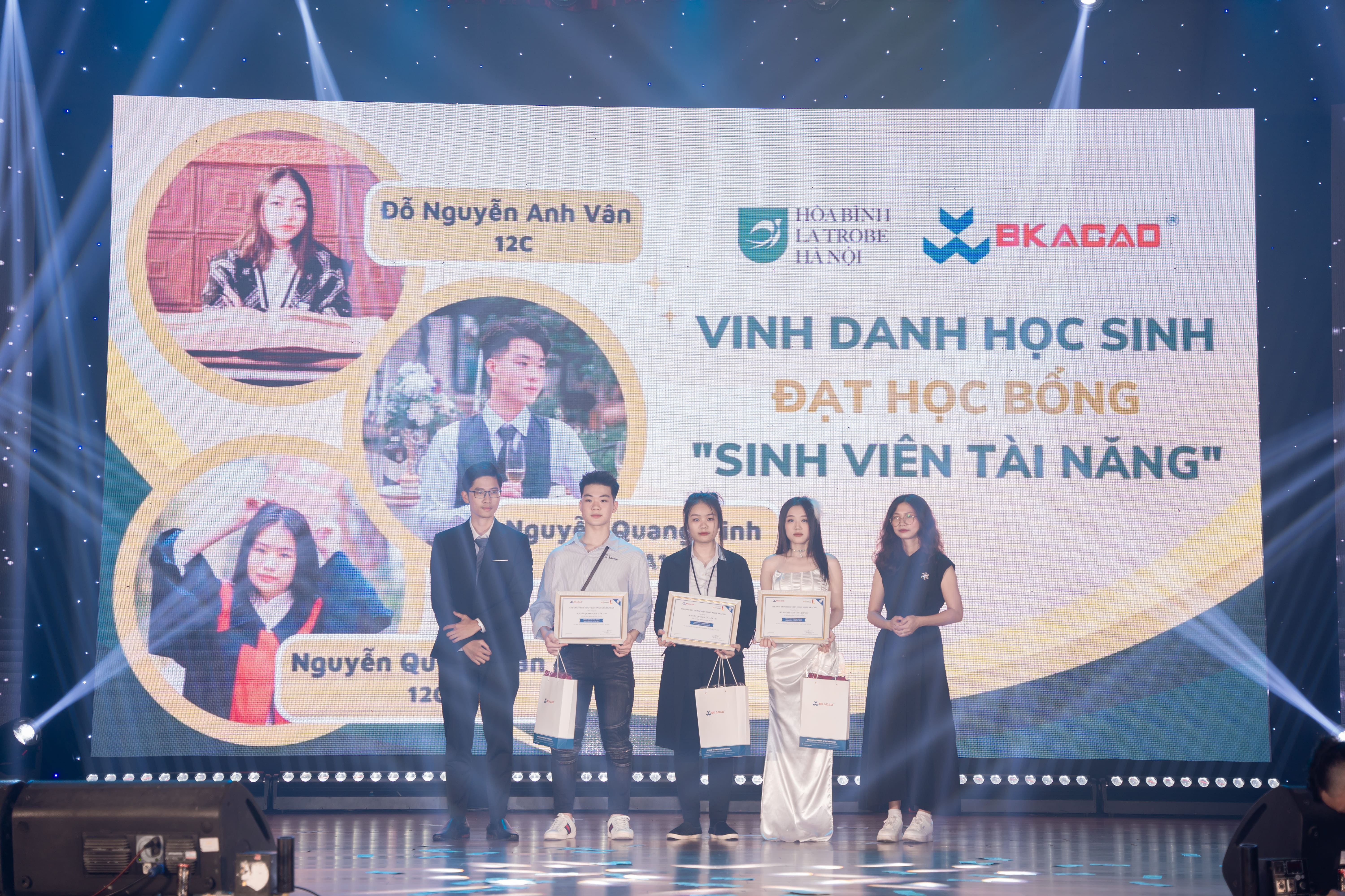 LUNG LINH SẮC MÀU DẠ TIỆC PROM PARTY LA TROBE 11