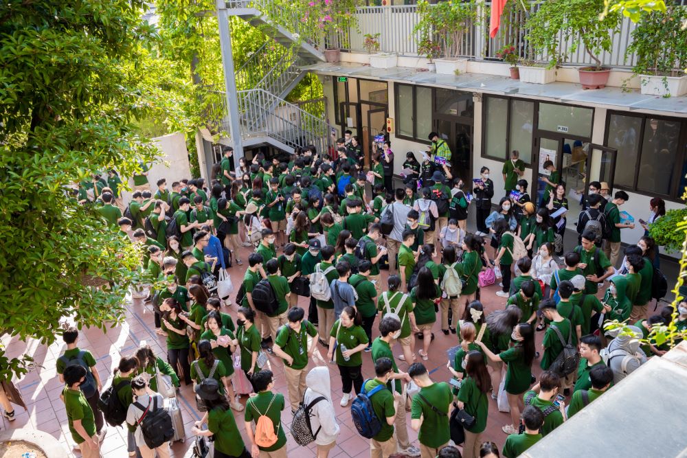 LUNG LINH SẮC MÀU DẠ TIỆC PROM PARTY LA TROBE 1