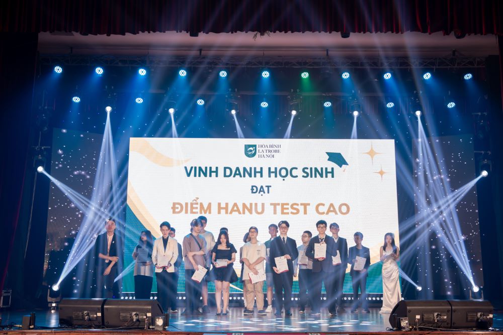 LUNG LINH SẮC MÀU DẠ TIỆC PROM PARTY LA TROBE 10