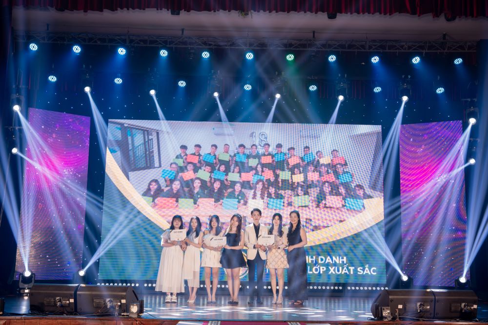 LUNG LINH SẮC MÀU DẠ TIỆC PROM PARTY LA TROBE 12