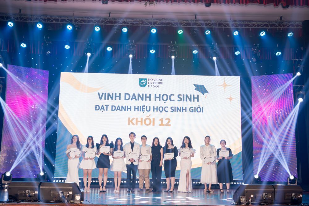 LUNG LINH SẮC MÀU DẠ TIỆC PROM PARTY LA TROBE 14