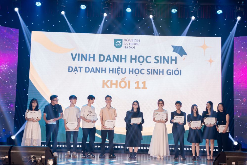 LUNG LINH SẮC MÀU DẠ TIỆC PROM PARTY LA TROBE 15