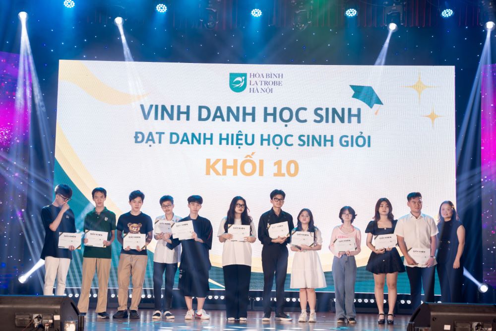 LUNG LINH SẮC MÀU DẠ TIỆC PROM PARTY LA TROBE 16