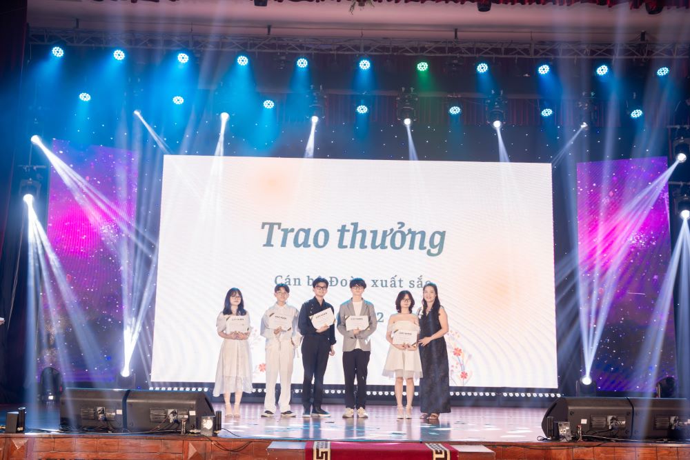 LUNG LINH SẮC MÀU DẠ TIỆC PROM PARTY LA TROBE 17