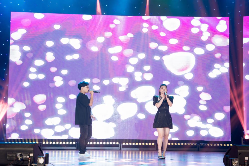 LUNG LINH SẮC MÀU DẠ TIỆC PROM PARTY LA TROBE 8