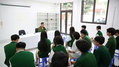 CÔNG AN PHƯỜNG ĐỐNG MÁC PHỔ BIẾN AN TOÀN GIAO THÔNG VÀ HƯỚNG DẪN CÀI ĐẶT ỨNG DỤNG IHANOI CHO LATROBER