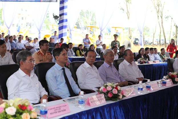 Vinaconex pledges to complete Phan Thiet - Dau Giay Expressway Project ...