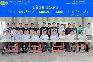 Closing ceremony of training course of operating bored piling machine and diaphragm wall grab