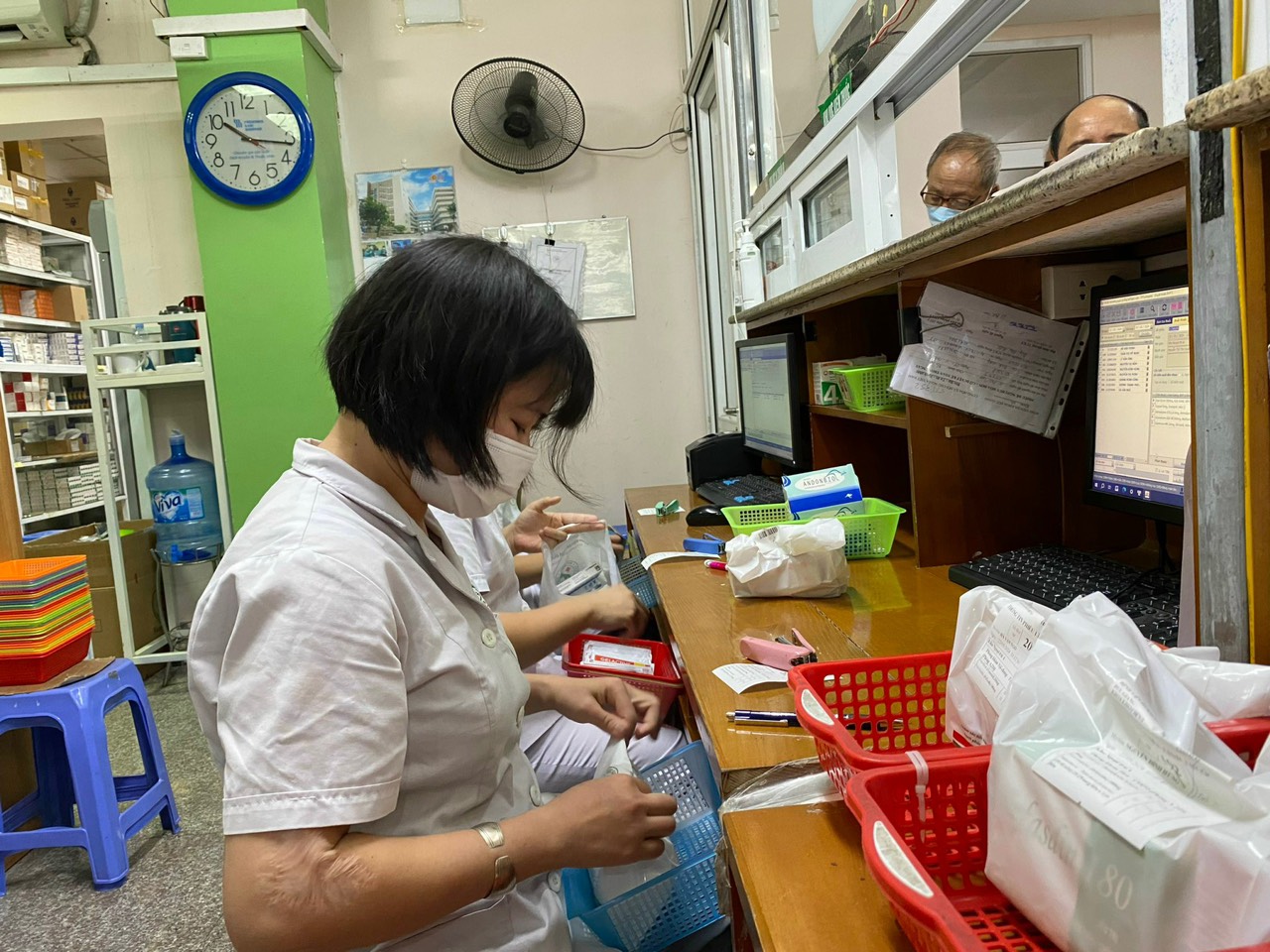 Bệnh nhân bất ngờ: Khám xong xuống tầng là nhận thuốc luôn, không phải chờ đợi 1