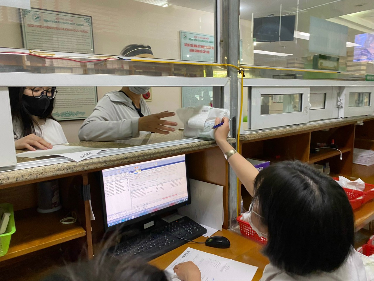 Bệnh nhân bất ngờ: Khám xong xuống tầng là nhận thuốc luôn, không phải chờ đợi 2