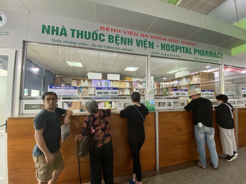 Bệnh nhân bất ngờ: Khám xong xuống tầng là nhận thuốc luôn, không phải chờ đợi