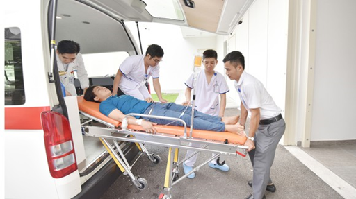 Cung cấp dịch vụ vận chuyển, cấp cứu người bệnh theo yêu cầu bằng xe chuyên dụng