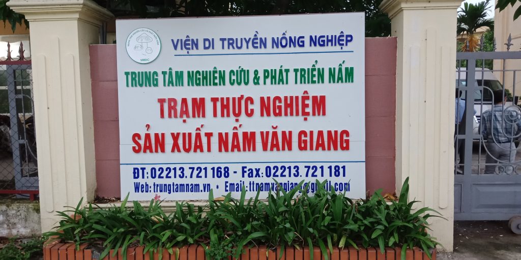 Đoàn cán bộ Trường Đại học Công nghệ tham quan, khảo sát, học tập tại các đơn vị trồng và kinh doanh nấm 11