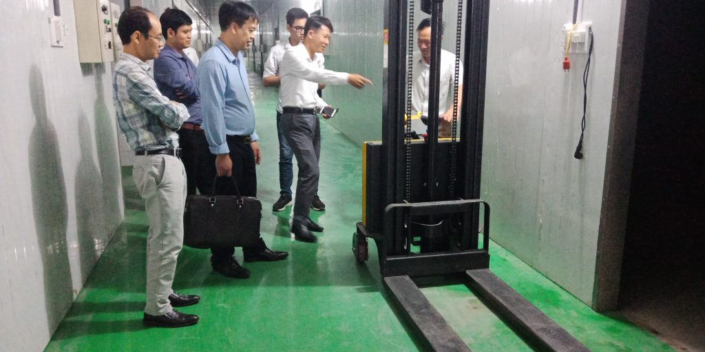 Đoàn cán bộ Trường Đại học Công nghệ tham quan, khảo sát, học tập tại các đơn vị trồng và kinh doanh nấm 9