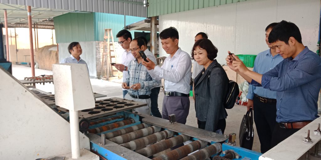 Đoàn cán bộ Trường Đại học Công nghệ tham quan, khảo sát, học tập tại các đơn vị trồng và kinh doanh nấm