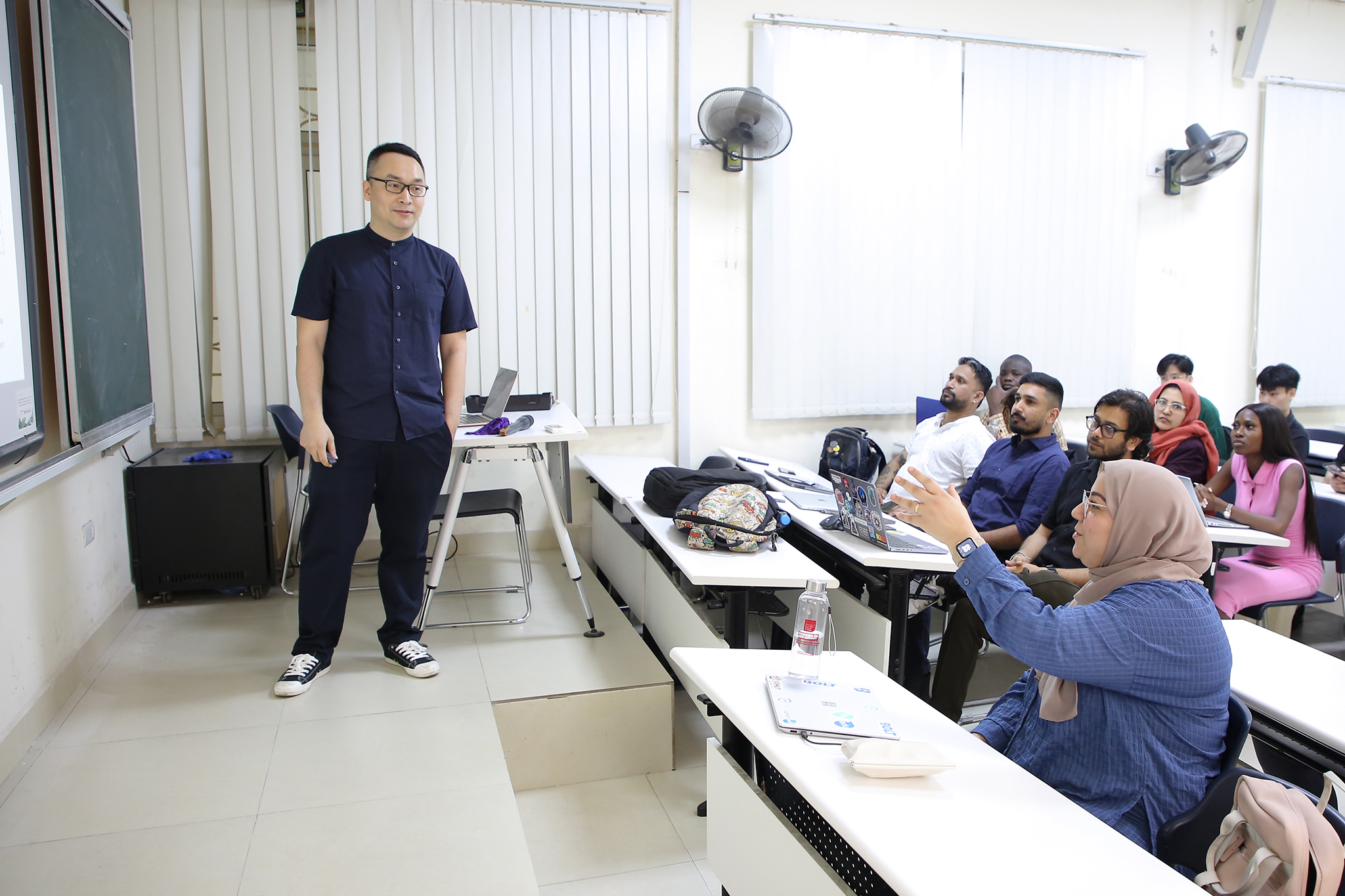 Trường Đại học Công nghệ, ĐHQGHN: Điểm đến về trao đổi học thuật và giao lưu quốc tế 10