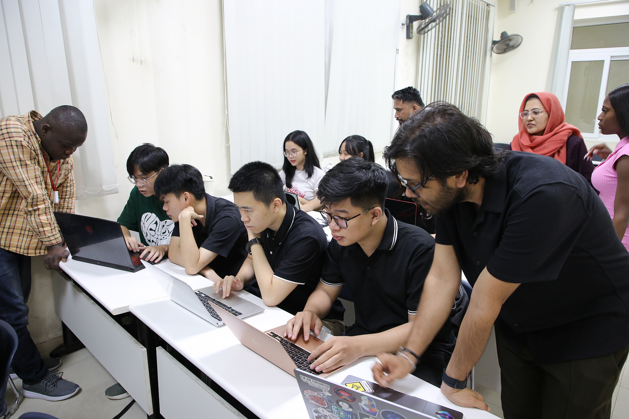 Trường Đại học Công nghệ, ĐHQGHN: Điểm đến về trao đổi học thuật và giao lưu quốc tế 11