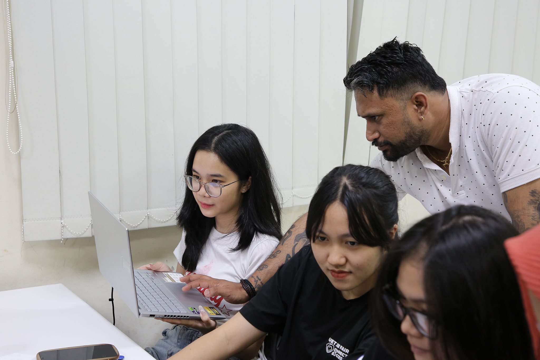 Trường Đại học Công nghệ, ĐHQGHN: Điểm đến về trao đổi học thuật và giao lưu quốc tế 12