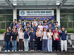 🌱 Sinh viên ngành Công nghệ Sinh học tham quan và trải nghiệm phòng thí nghiệm hiện đại tại Viện Di truyền Nông nghiệp