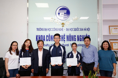 NHÓM SINH VIÊN TÌM CÁCH TRỊ BỆNH CHO LÚA