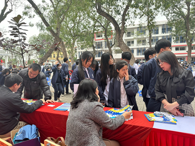 KHOA CÔNG NGHỆ NÔNG NGHIỆP HẾT MÌNH TẠI NGÀY HỘI TƯ VẤN TUYỂN SINH TẠI THPT DƯƠNG XÁ 