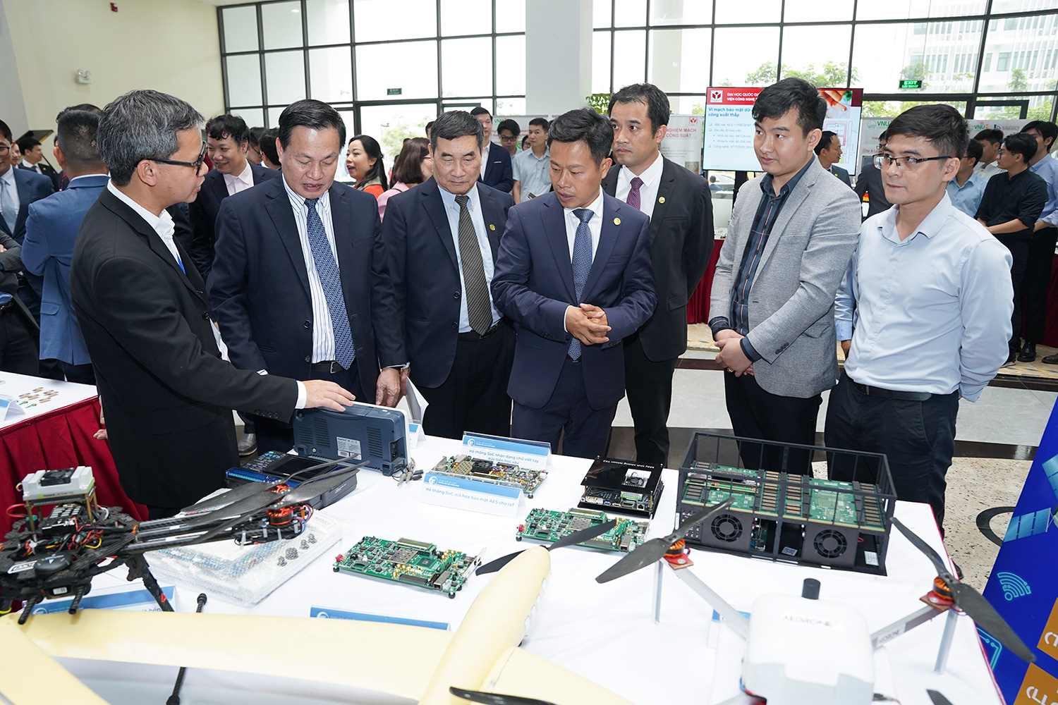 Triển lãm Công nghệ Chip bán dẫn của ĐHQGHN: UET mang tới nhiều công trình nghiên cứu giá trị 10