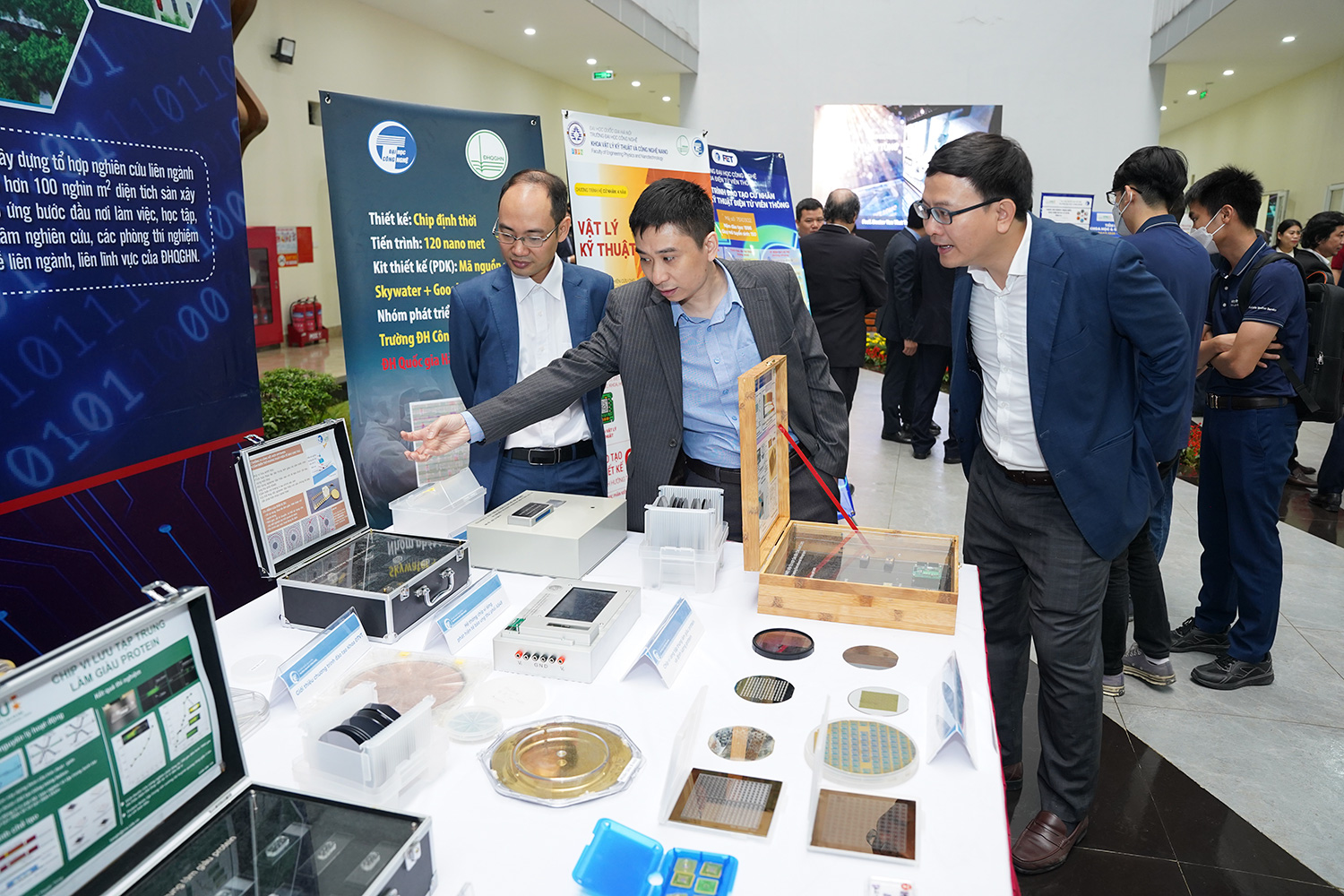 Triển lãm Công nghệ Chip bán dẫn của ĐHQGHN: UET mang tới nhiều công trình nghiên cứu giá trị 14