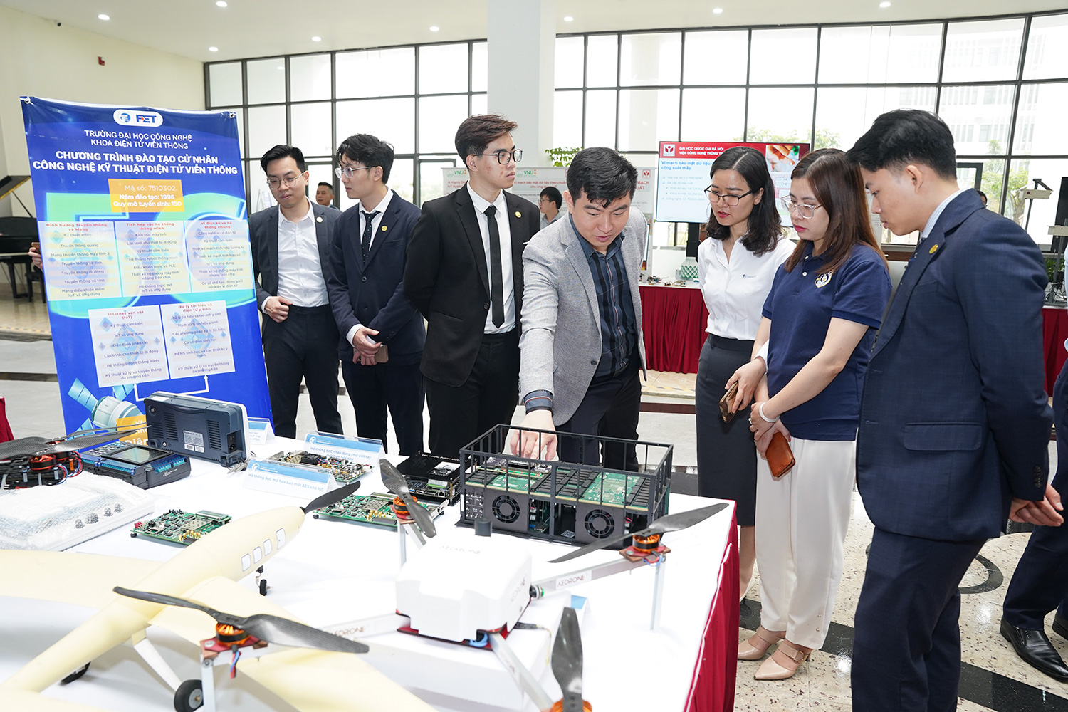 Triển lãm Công nghệ Chip bán dẫn của ĐHQGHN: UET mang tới nhiều công trình nghiên cứu giá trị 15