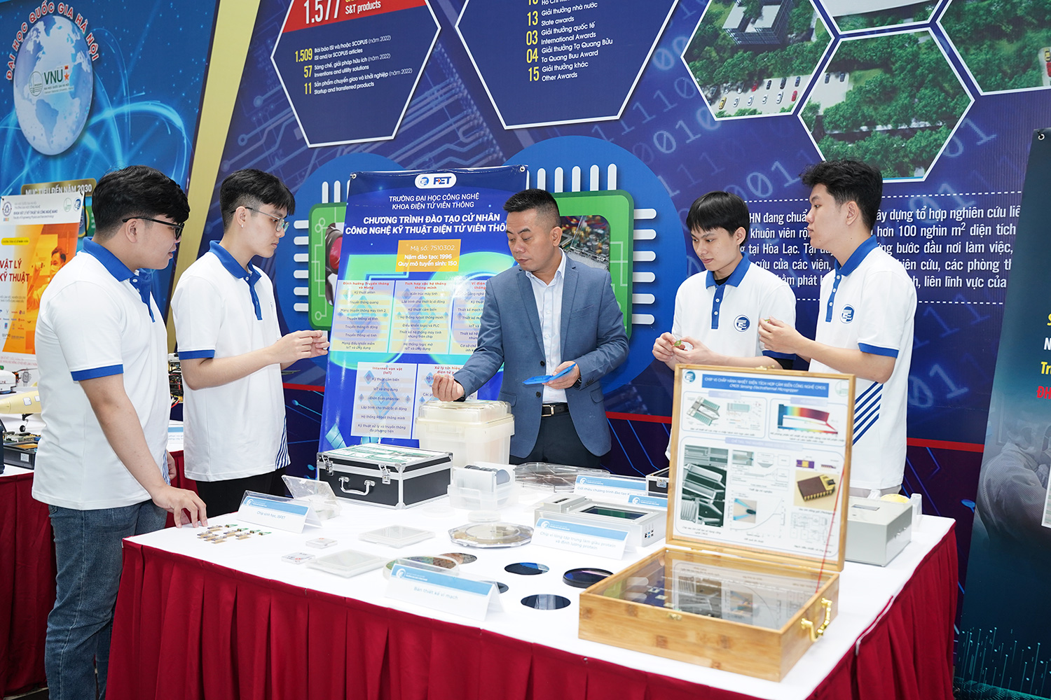Triển lãm Công nghệ Chip bán dẫn của ĐHQGHN: UET mang tới nhiều công trình nghiên cứu giá trị 21
