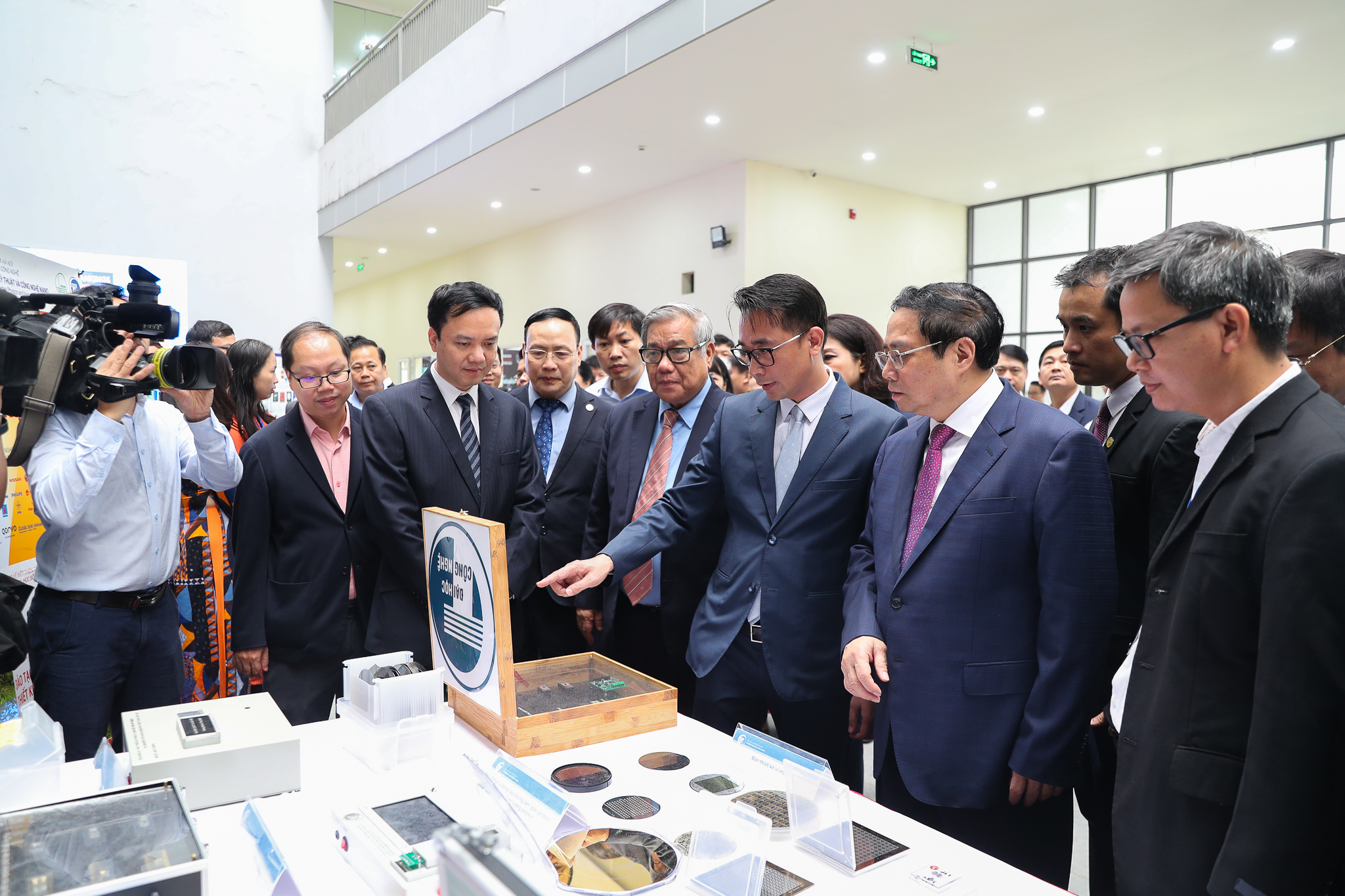 Triển lãm Công nghệ Chip bán dẫn của ĐHQGHN: UET mang tới nhiều công trình nghiên cứu giá trị 4