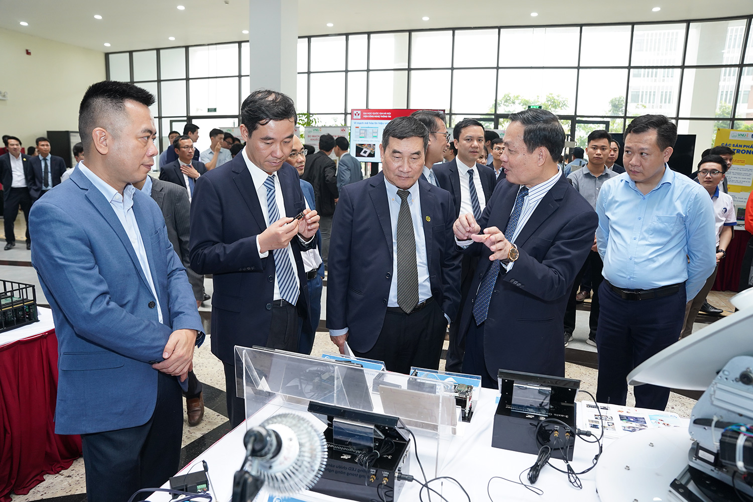 Triển lãm Công nghệ Chip bán dẫn của ĐHQGHN: UET mang tới nhiều công trình nghiên cứu giá trị 6