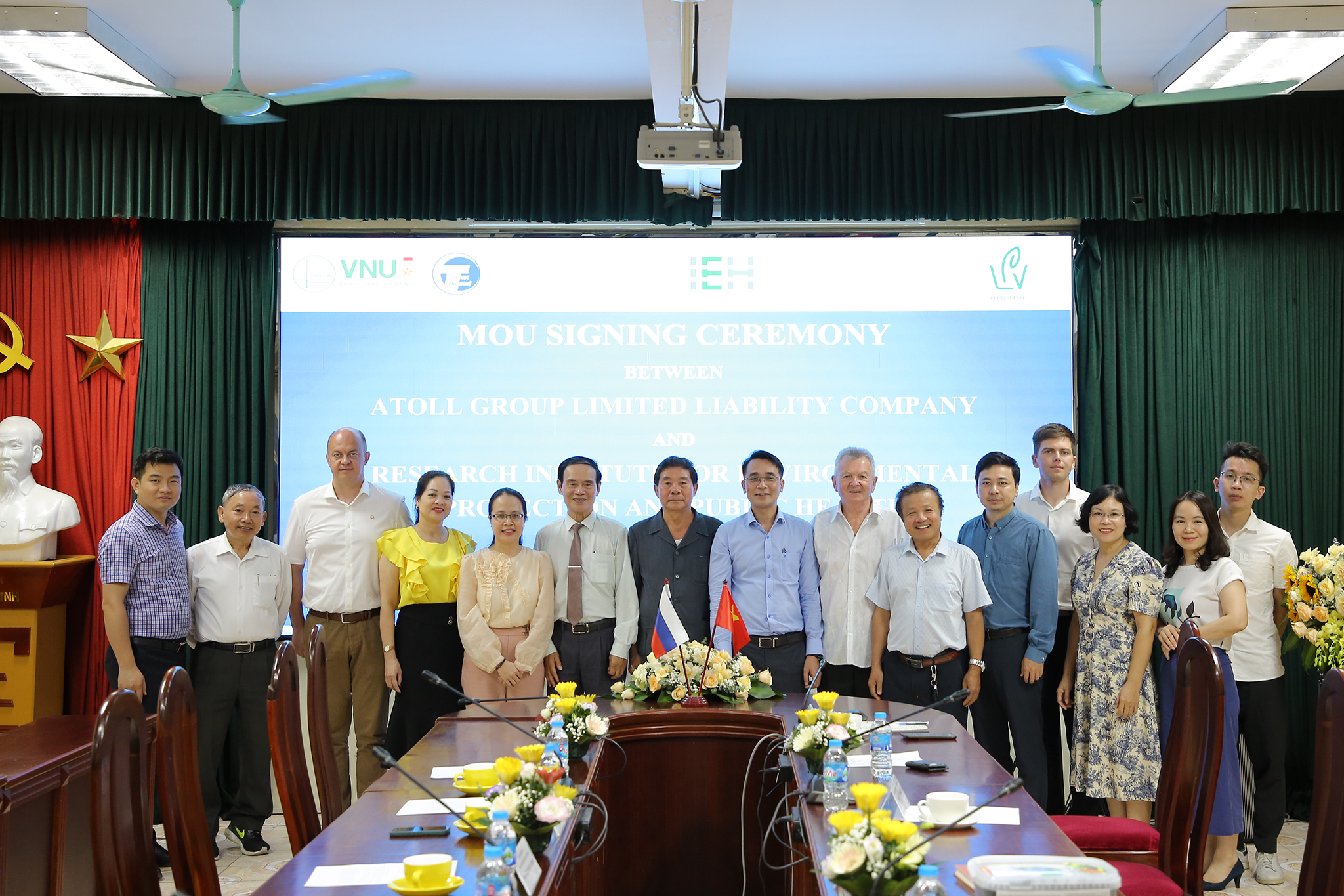 Ký kết hợp tác ba bên giữa Trường Đại học Công nghệ với Công ty TNHH “ATOLL GROUP”, Liên bang Nga và Viện nghiên cứu Bảo vệ môi trường và sức khỏe cộng đồng 5