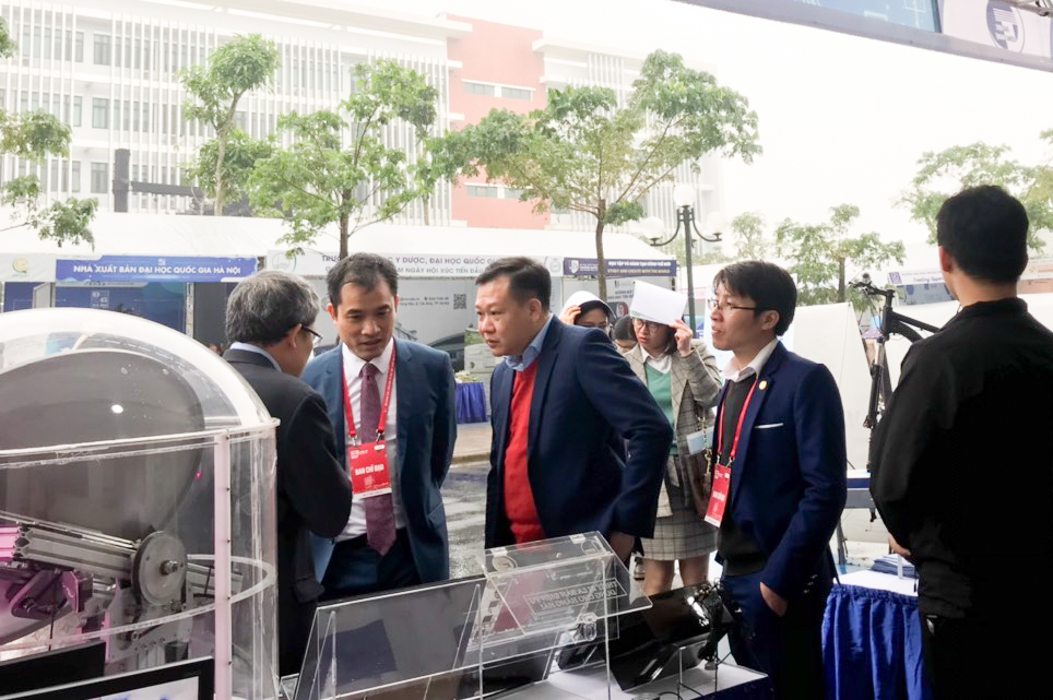 Nhiều sản phẩm tiêu biểu của Trường Đại học Công nghệ triển lãm tại Hội nghị Xúc tiến đầu tư năm 2022 1