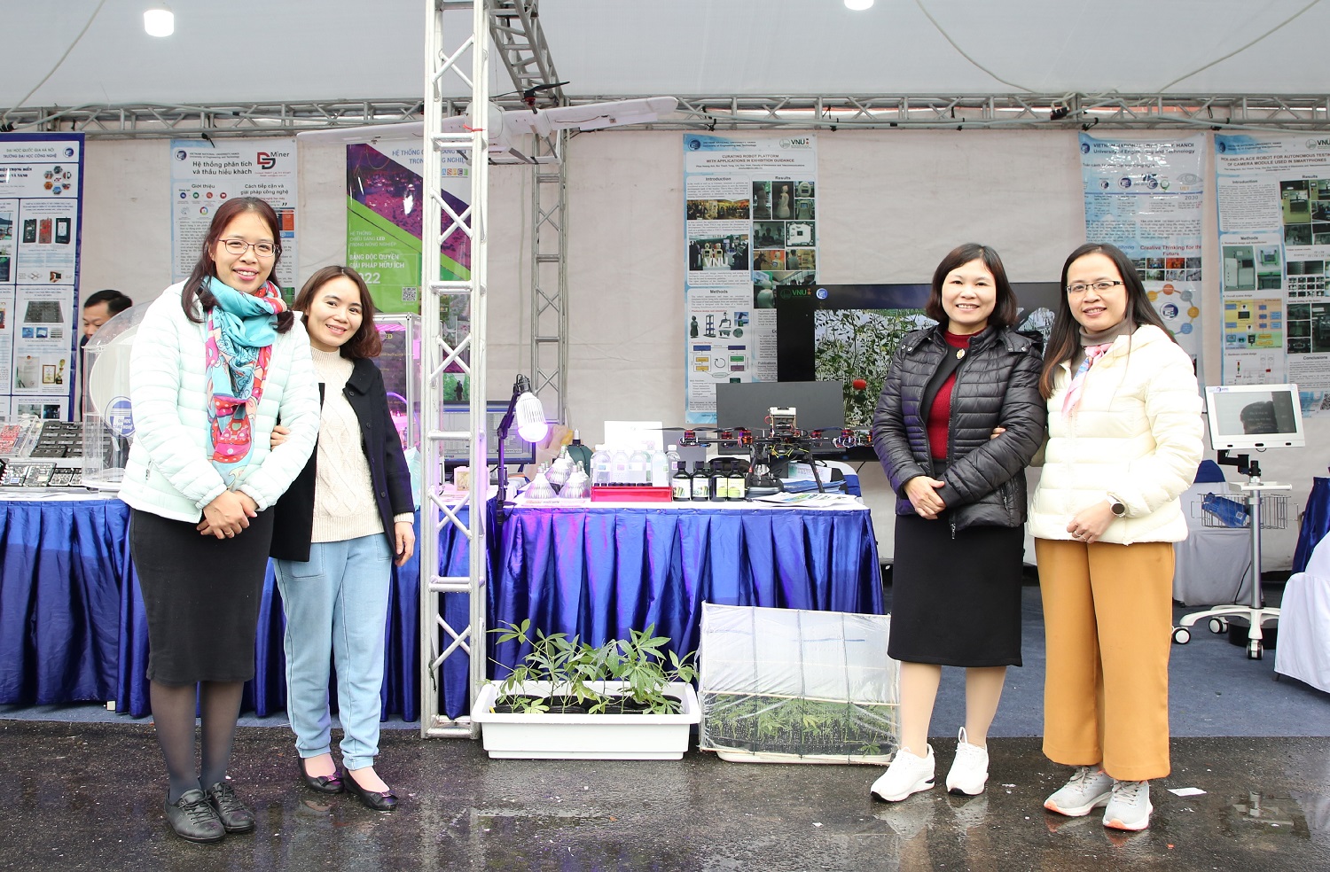 Nhiều sản phẩm tiêu biểu của Trường Đại học Công nghệ triển lãm tại Hội nghị Xúc tiến đầu tư năm 2022 13