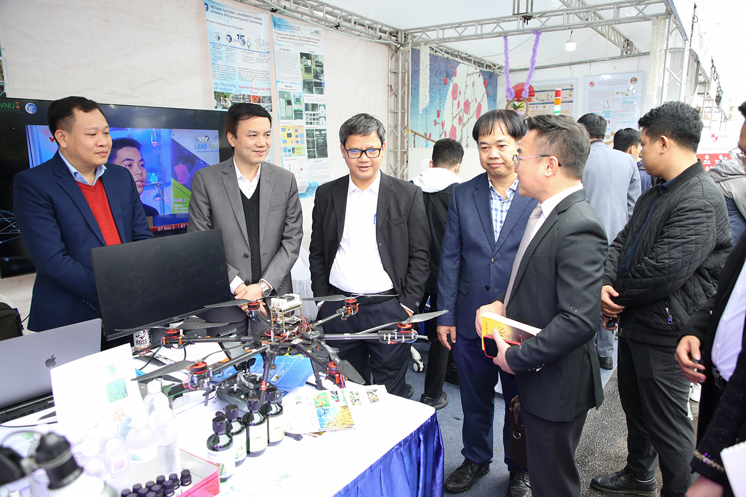 Nhiều sản phẩm tiêu biểu của Trường Đại học Công nghệ triển lãm tại Hội nghị Xúc tiến đầu tư năm 2022 14