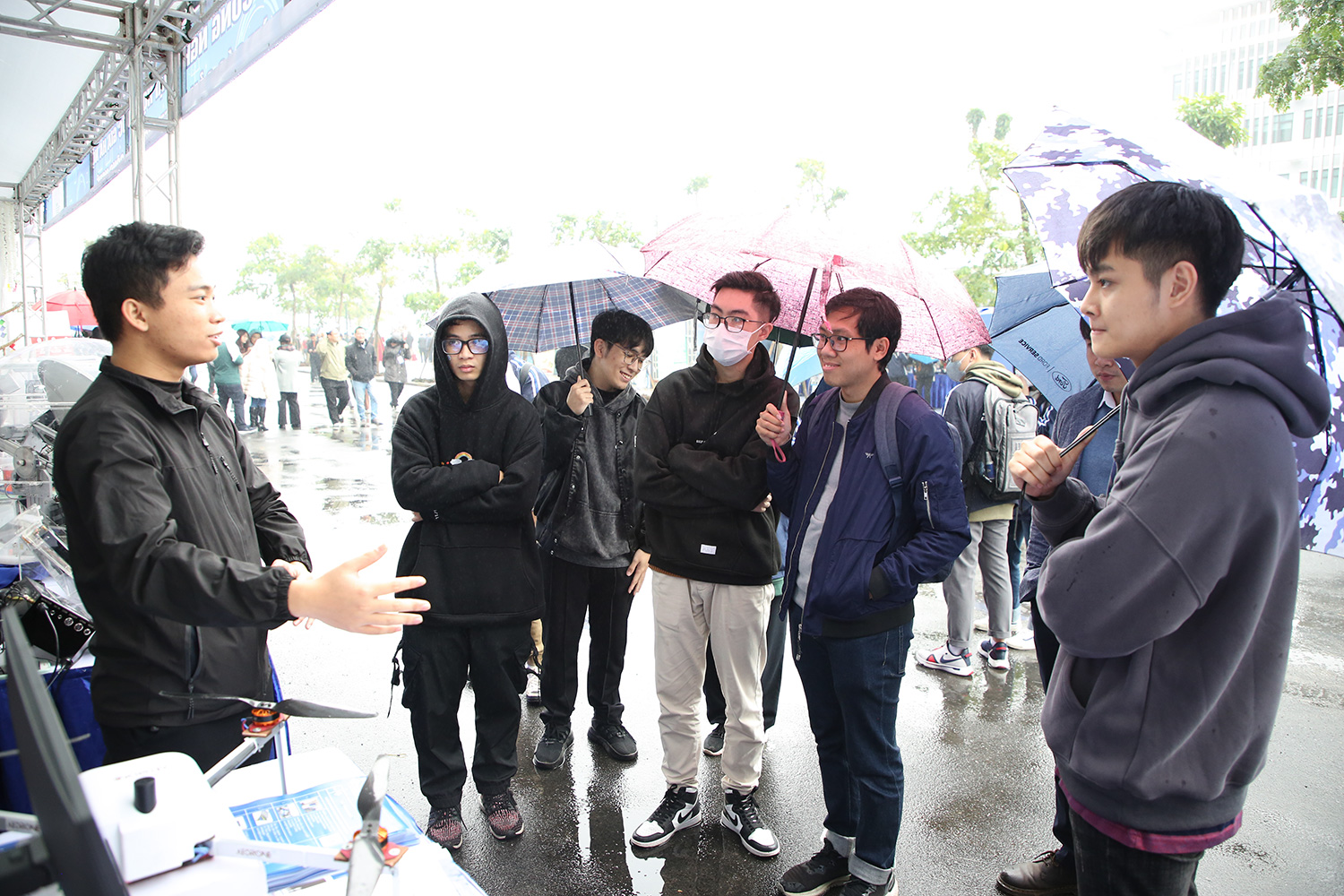 Nhiều sản phẩm tiêu biểu của Trường Đại học Công nghệ triển lãm tại Hội nghị Xúc tiến đầu tư năm 2022 15