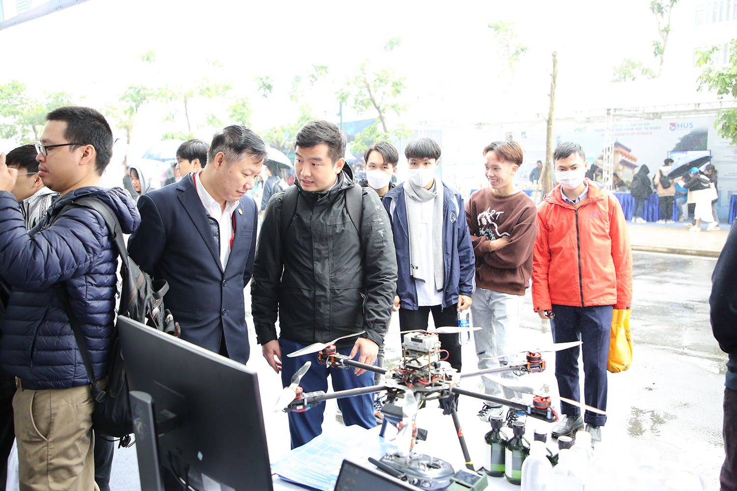 Nhiều sản phẩm tiêu biểu của Trường Đại học Công nghệ triển lãm tại Hội nghị Xúc tiến đầu tư năm 2022 18