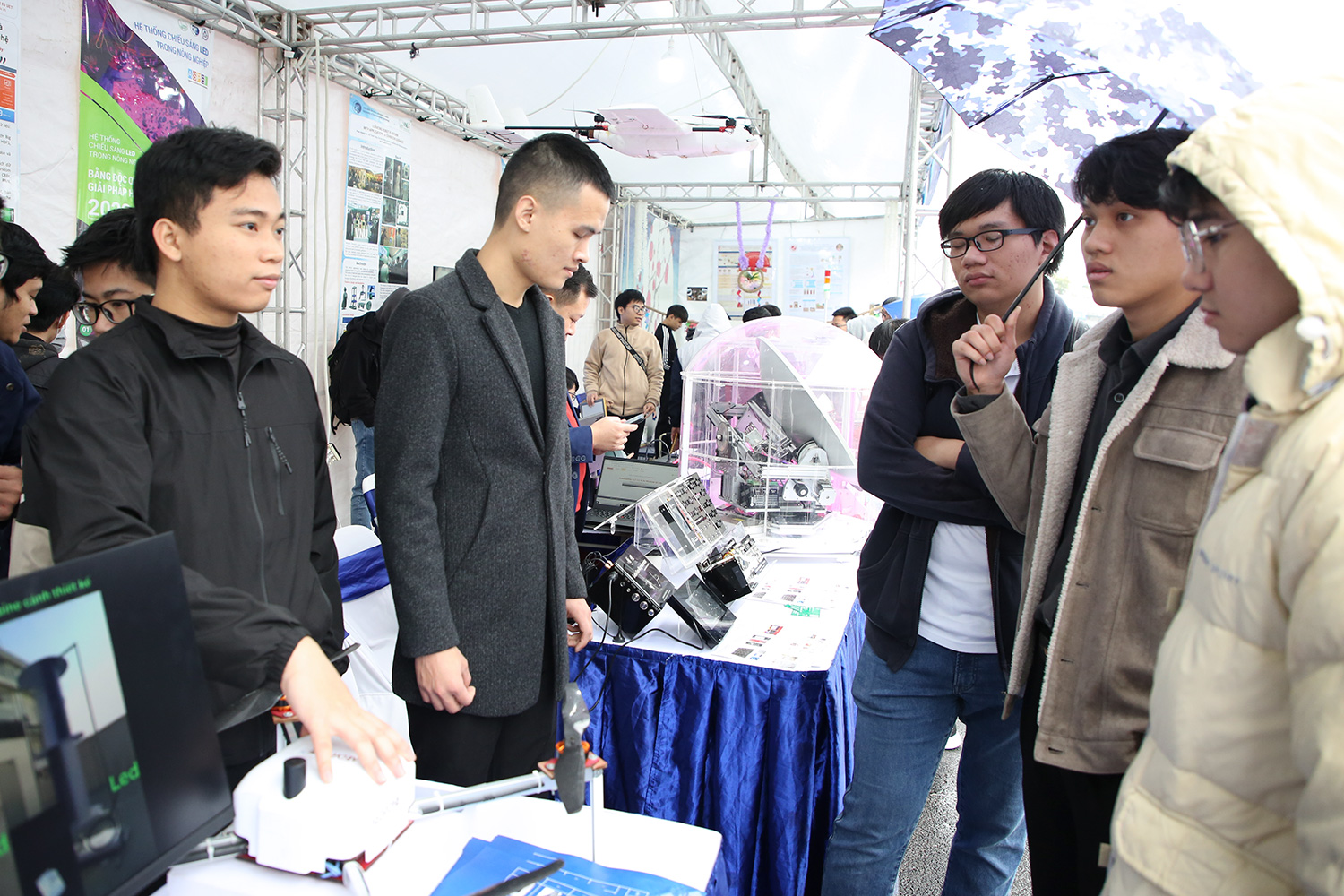 Nhiều sản phẩm tiêu biểu của Trường Đại học Công nghệ triển lãm tại Hội nghị Xúc tiến đầu tư năm 2022 19